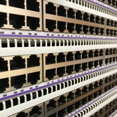 Gestapelte Alcatel-Lucent OmniSwitch mit vielen RJ45-Ports