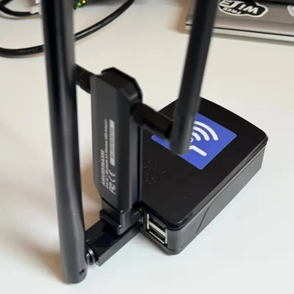 WLANMON-Sensor: Raspberry Pi mit USB-WLAN-Adapter und zwei Antennen