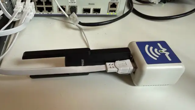 WLANMON-Sensor: weiße Box mit USB-WLAN-Adapter, per LAN an einen OmniSwitch angebunden